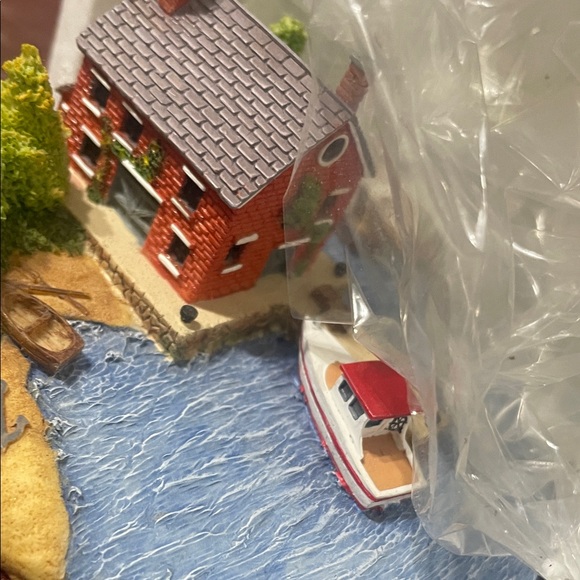 Charming Hot Air Balloon Sculpture with House Scene - Picture 5 of 6